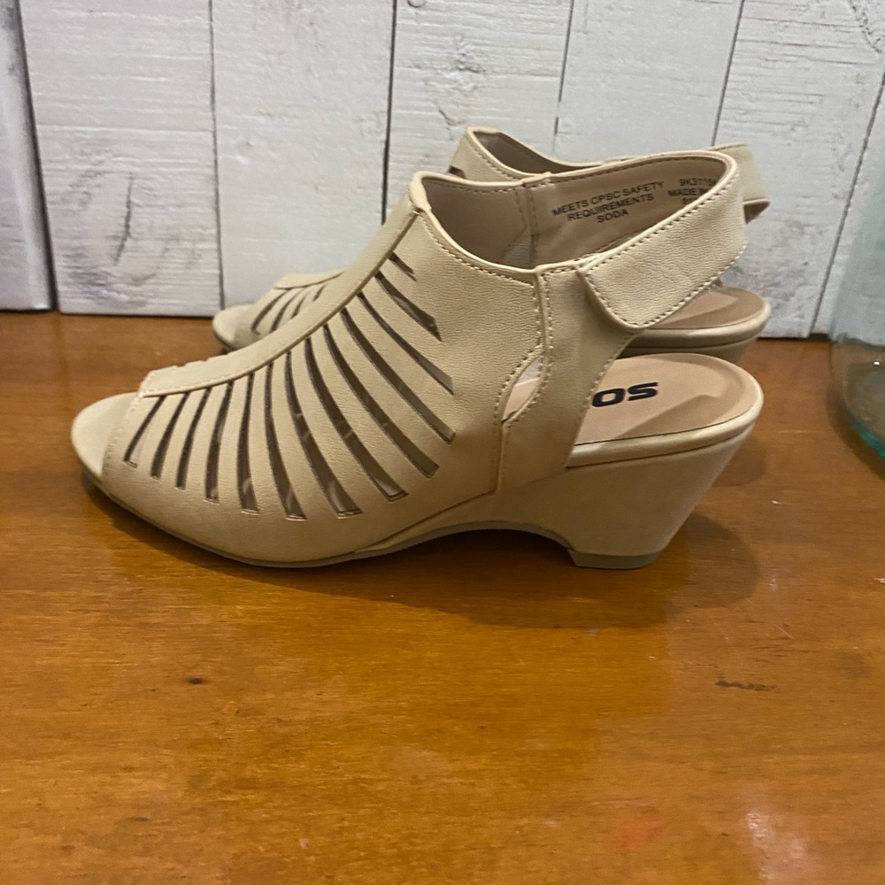 Girls shoes